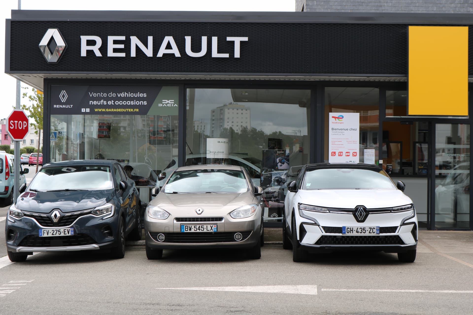Photo de 3 Renault différentes garées devant le parc à Voiture Renault