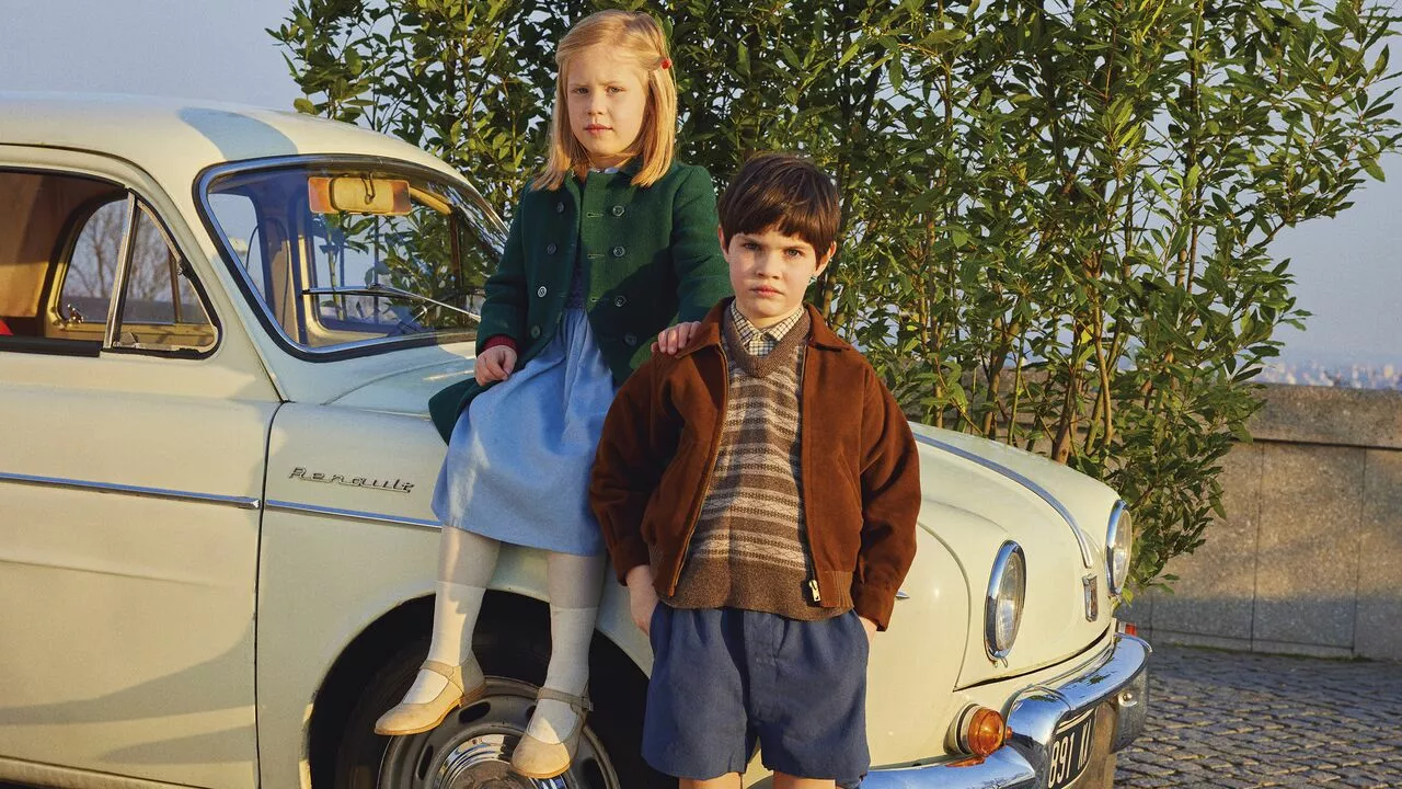 Photos de deux enfants sur une ancienne voiture