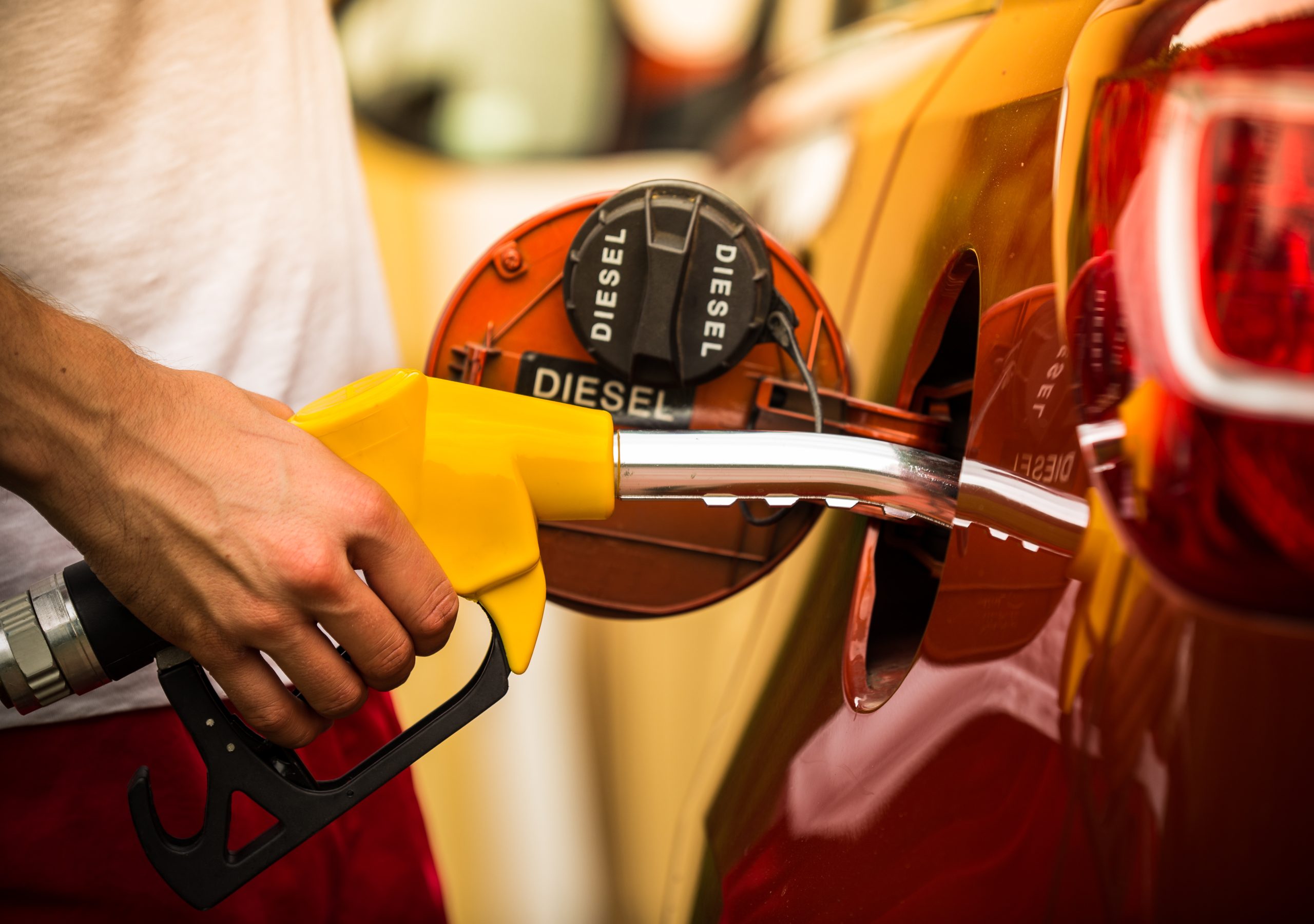 Personne faisant le plein de sa voiture avec du Diesel