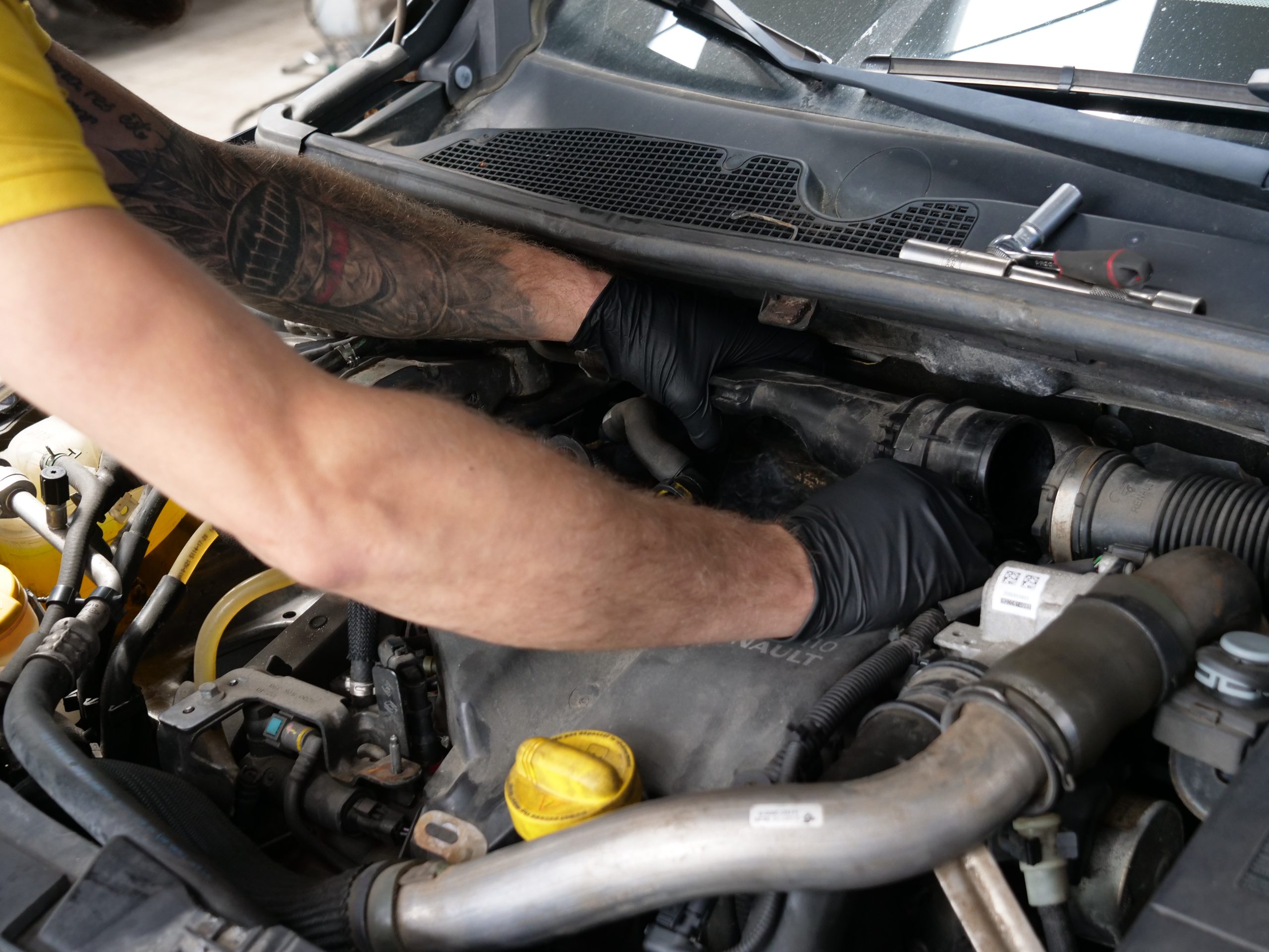 Personne réparant l'intérieur d'une voiture