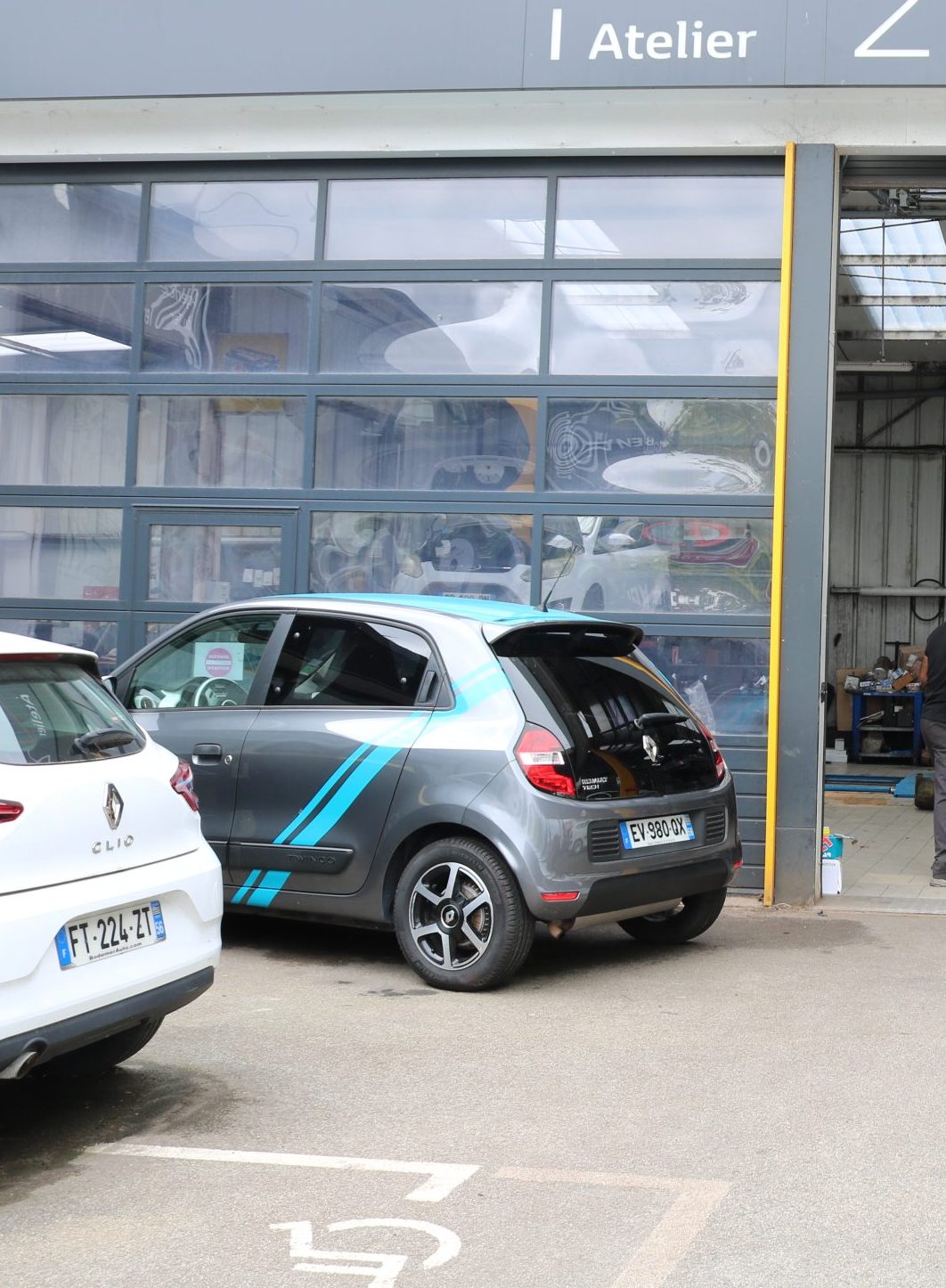 Photos de voiture Renault garé devant l'atelier